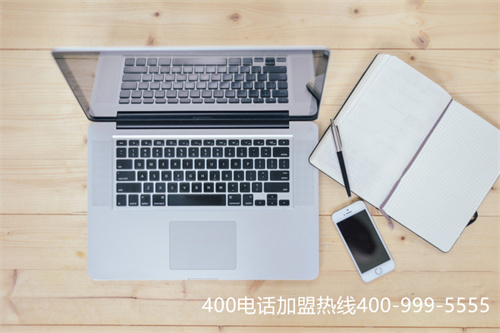 桌上放有筆記本電腦、筆記本、筆及手機(jī)